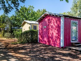 Camping Pas Cher vous présente avec son site Officiel campingpascher.fr, le Camping Domaine Les Oréades classé 5 étoiles, situé sur la commune de Sanguinet dans le département Landes (Aquitaine) en France. Le camping Domaine Les Oréades, vous présente un hébergement de type mobil-home de 73 m² avec climatisation et télévision. Le camping Domaine Les Oréades vous propose du mardi 07 avril au mardi 14 avril 2026 pour 7 nuits à 839€. Cette location propose 91 dates différentes pour réserver votre séjour. Découvrez également les 22 autres gammes d'hébergements du camping. Les Avis clients pour le Camping Domaine Les Oréades sont excellents avec une note moyenne de 8 sur 10. LacMer, Piscine couverte, Piscine extérieure, Animation enfants, Animations familiales, Club ados, Club enfants, Aire de jeux enfants, Canoë-kayak, Paddle, Ping-pong, Planche à voile, Pétanque, Randonnée, Terrain multisports, kiteSurf, Bar, Plats à emporter, Snack/Bar, Épicerie,... En savoir plus : cliquez-ICI.