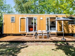 Camping Pas Cher vous présente avec son site Officiel campingpascher.fr, le Camping Domaine Les Oréades classé 5 étoiles, situé sur la commune de Sanguinet dans le département Landes (Aquitaine) en France. Le camping Domaine Les Oréades, vous présente un hébergement de type mobil-home de 40 m² avec climatisation et télévision. Le camping Domaine Les Oréades vous propose du mardi 07 avril au mardi 14 avril 2026, en promotion à -10% pour 7 nuits à 339 € au lieu de 376,67 € soit une Économie de 37,67 €. Cette location propose 164 dates différentes pour réserver votre séjour. Découvrez également les 22 autres gammes d'hébergements du camping. Les Avis clients pour le Camping Domaine Les Oréades sont excellents avec une note moyenne de 8 sur 10. LacMer, Piscine couverte, Piscine extérieure, Animation enfants, Animations familiales, Club ados, Club enfants, Aire de jeux enfants, Canoë-kayak, Paddle, Ping-pong, Planche à voile, Pétanque, Randonnée, Terrain multisports, kiteSurf, Bar, Plats à emporter, Snack/Bar, Épicerie,... En savoir plus : cliquez-ICI.