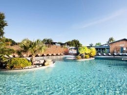 Camping Pas Cher vous présente avec son site Officiel campingpascher.fr, le Camping Domaine Les Oréades classé 5 étoiles, situé sur la commune de Sanguinet dans le département Landes (Aquitaine) en France. Le camping Domaine Les Oréades, vous présente un hébergement de type mobil-home de 40 m² avec climatisation et télévision. Le camping Domaine Les Oréades vous propose du mardi 07 avril au mardi 14 avril 2026, en promotion à -10% pour 7 nuits à 339 € au lieu de 376,67 € soit une Économie de 37,67 €. Cette location propose 164 dates différentes pour réserver votre séjour. Découvrez également les 22 autres gammes d'hébergements du camping. Les Avis clients pour le Camping Domaine Les Oréades sont excellents avec une note moyenne de 8 sur 10. LacMer, Piscine couverte, Piscine extérieure, Animation enfants, Animations familiales, Club ados, Club enfants, Aire de jeux enfants, Canoë-kayak, Paddle, Ping-pong, Planche à voile, Pétanque, Randonnée, Terrain multisports, kiteSurf, Bar, Plats à emporter, Snack/Bar, Épicerie,... En savoir plus : cliquez-ICI.