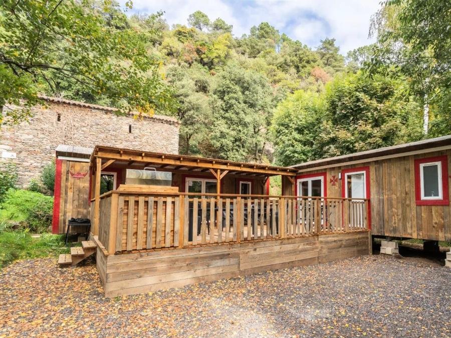 Camping Pas Cher vous présente avec son site Officiel campingpascher.fr, le Camping Du Château De L'Hom classé 4 étoiles, situé sur la commune de Saumane dans le département Gard (Languedoc Roussillon) en France. Le camping Du Château De L'Hom, vous présente un hébergement de type mobil-home de 50 m² avec climatisation et télévision. Le camping Du Château De L'Hom vous propose du sam. 29 août au sam. 05 septembre 2026 pour 7 nuits à 929€. Cette location propose 6 dates différentes pour réserver votre séjour. Découvrez également les 13 autres gammes d'hébergements du camping. Les Avis clients pour le Camping Du Château De L'Hom sont de 5 sur 10. Piscine chauffée, Piscine extérieure, Animations familiales, Club enfants, Aire de jeux enfants, Parcours sportif, Ping-pong, Pétanque, Terrain multisports, Bar, Dépôt de pain, Plats à emporter, Snack/Bar, Épicerie,... En savoir plus : cliquez-ICI.