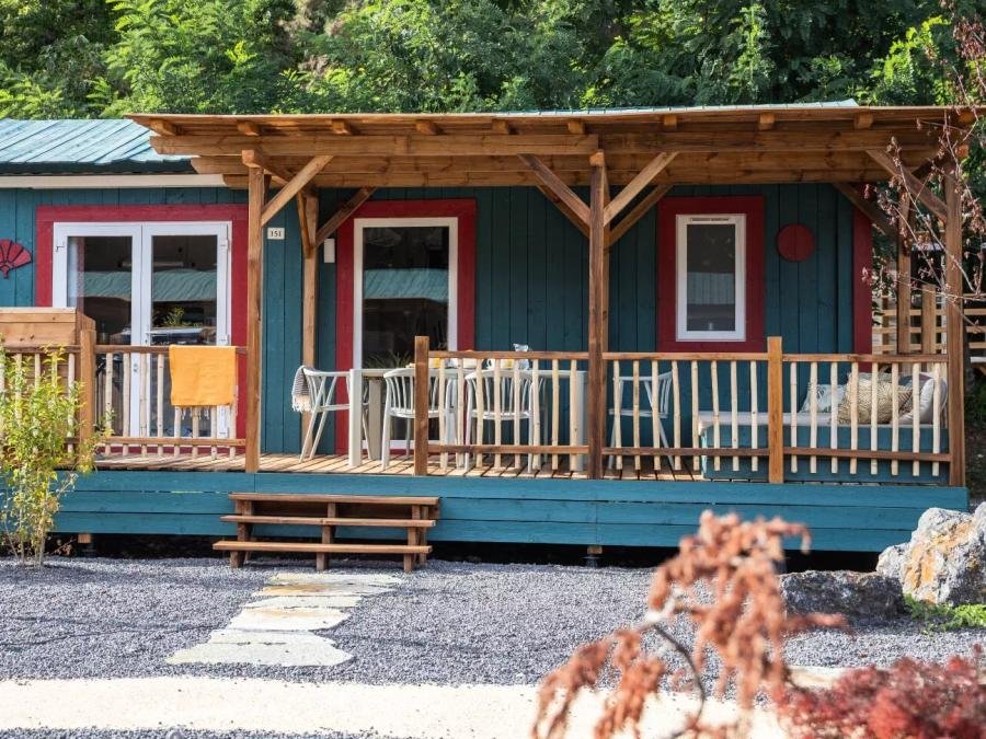 Camping Pas Cher vous présente avec son site Officiel campingpascher.fr, le Camping Du Château De L'Hom classé 4 étoiles, situé sur la commune de Saumane dans le département Gard (Languedoc Roussillon) en France. Le camping Du Château De L'Hom vous propose un hébergement de type mobil-home de 32 m² avec climatisation (télévision). L'établissement vous propose 12 autres types d'hébergements. Découvrez tous nos séjours à petits prix dans la commune et aux alentours de Saumane du département : Gard (Languedoc Roussillon). Les Avis clients pour le Camping Du Château De L'Hom sont de 5 sur 10. Piscine chauffée, Piscine extérieure, Animations familiales, Club enfants, Aire de jeux enfants, Parcours sportif, Ping-pong, Pétanque, Terrain multisports, Bar, Dépôt de pain, Plats à emporter, Snack/Bar, Épicerie,... En savoir plus : cliquez-ICI.