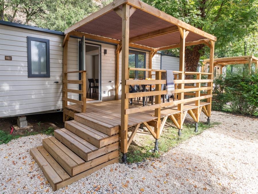 Camping Pas Cher vous présente avec son site Officiel campingpascher.fr, le Camping Du Château De L'Hom classé 4 étoiles, situé sur la commune de Saumane dans le département Gard (Languedoc Roussillon) en France. Le camping Du Château De L'Hom, vous présente un hébergement de type mobil-home de 27 m² avec climatisation et télévision. Le camping Du Château De L'Hom vous proposeun séjour PAS CHER avec une REMISEdu sam. 20 juin au sam. 27 juin 2026, en promotion à -44% pour 7 nuits à 219 € au lieu de 395,0 € soit une Économie de 176 €. Cette location propose 14 dates différentes pour réserver votre séjour. Découvrez également les 13 autres gammes d'hébergements du camping. Les Avis clients pour le Camping Du Château De L'Hom sont excellents avec une note moyenne de 8 sur 10. Piscine chauffée, Piscine extérieure, Animations familiales, Club enfants, Aire de jeux enfants, Parcours sportif, Ping-pong, Pétanque, Terrain multisports, Bar, Dépôt de pain, Plats à emporter, Snack/Bar, Épicerie,... En savoir plus : cliquez-ICI.