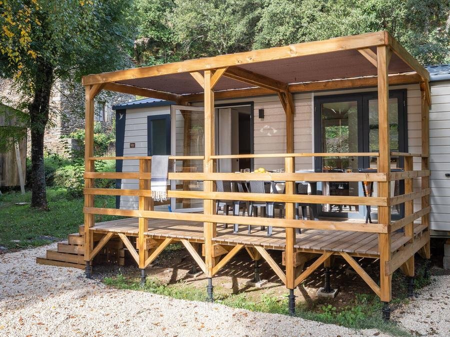 Camping Pas Cher vous présente avec son site Officiel campingpascher.fr, le Camping Du Château De L'Hom classé 4 étoiles, situé sur la commune de Saumane dans le département Gard (Languedoc Roussillon) en France. Le camping Du Château De L'Hom, vous présente un hébergement de type mobil-home de 27 m² avec climatisation et télévision. Le camping Du Château De L'Hom vous propose du sam. 06 juin au sam. 13 juin 2026, en promotion à -25% pour 7 nuits à 315 € au lieu de 420,0 € soit une Économie de 105 €. Cette location propose 54 dates différentes pour réserver votre séjour. Découvrez également les 13 autres gammes d'hébergements du camping. Les Avis clients pour le Camping Du Château De L'Hom sont de 5 sur 10. Piscine chauffée, Piscine extérieure, Animations familiales, Club enfants, Aire de jeux enfants, Parcours sportif, Ping-pong, Pétanque, Terrain multisports, Bar, Dépôt de pain, Plats à emporter, Snack/Bar, Épicerie,... En savoir plus : cliquez-ICI.