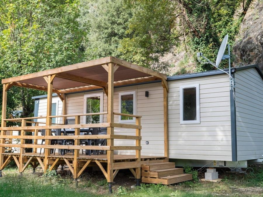 Camping Pas Cher vous présente avec son site Officiel campingpascher.fr, le Camping Du Château De L'Hom classé 4 étoiles, situé sur la commune de Saumane dans le département Gard (Languedoc Roussillon) en France. Le camping Du Château De L'Hom, vous présente un hébergement de type mobil-home de 32 m² avec climatisation et télévision. Le camping Du Château De L'Hom vous propose du mercredi 10 juin au mercredi 17 juin 2026, en promotion à -25% pour 7 nuits à 231 € au lieu de 308,0 € soit une Économie de 77 €. Cette location propose 46 dates différentes pour réserver votre séjour. Découvrez également les 13 autres gammes d'hébergements du camping. Les Avis clients pour le Camping Du Château De L'Hom sont de 5 sur 10. Piscine chauffée, Piscine extérieure, Animations familiales, Club enfants, Aire de jeux enfants, Parcours sportif, Ping-pong, Pétanque, Terrain multisports, Bar, Dépôt de pain, Plats à emporter, Snack/Bar, Épicerie,... En savoir plus : cliquez-ICI.