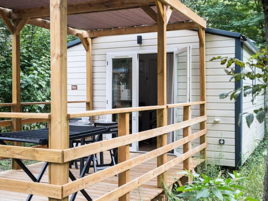 Camping Pas Cher vous présente avec son site Officiel campingpascher.fr, le Camping Du Château De L'Hom classé 4 étoiles, situé sur la commune de Saumane dans le département Gard (Languedoc Roussillon) en France. Le camping Du Château De L'Hom, vous présente un hébergement de type mobil-home de 20 m² avec climatisation et télévision. Le camping Du Château De L'Hom vous propose du sam. 29 août au sam. 05 septembre 2026 pour 7 nuits à 359€. Cette location propose 7 dates différentes pour réserver votre séjour. Découvrez également les 13 autres gammes d'hébergements du camping. Les Avis clients pour le Camping Du Château De L'Hom sont excellents avec une note moyenne de 8 sur 10. Piscine chauffée, Piscine extérieure, Animations familiales, Club enfants, Aire de jeux enfants, Parcours sportif, Ping-pong, Pétanque, Terrain multisports, Bar, Dépôt de pain, Plats à emporter, Snack/Bar, Épicerie,... En savoir plus : cliquez-ICI.