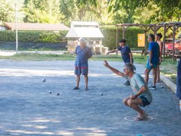 Camping Pas Cher vous présente avec son site Officiel campingpascher.fr, le Camping Maeva Escapades Du Château De L'Hom classé 4 étoiles, situé sur la commune de Saumane dans le département Gard (Languedoc Roussillon) en France. Le camping Maeva Escapades Du Château De L'Hom, vous présente un hébergement de type mobil-home de 27 m² avec climatisation et télévision. Le camping Maeva Escapades Du Château De L'Hom vous propose du vendredi 18 septembre au vendredi 25 septembre 2026 pour 7 nuits à 279€. Cette location propose 128 dates différentes pour réserver votre séjour. Découvrez également les 9 autres gammes d'hébergements du camping. Les Avis clients pour le Camping Maeva Escapades Du Château De L'Hom sont de 5 sur 10. Piscine chauffée, Piscine extérieure, Animations familiales, Club enfants, Aire de jeux enfants, Parcours sportif, Ping-pong, Pétanque, Terrain multisports, Bar, Dépôt de pain, Plats à emporter, Snack/Bar, Épicerie,... En savoir plus : cliquez-ICI.