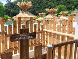 Camping Pas Cher vous présente avec son site Officiel campingpascher.fr, le Camping Maeva Escapades Du Château De L'Hom classé 4 étoiles, situé sur la commune de Saumane dans le département Gard (Languedoc Roussillon) en France. Le camping Maeva Escapades Du Château De L'Hom, vous présente un hébergement de type mobil-home de 20 m² avec climatisation et télévision. Le camping Maeva Escapades Du Château De L'Hom vous propose du dimanche 03 mai au dimanche 10 mai 2026 pour 7 nuits à 229€. Cette location propose 116 dates différentes pour réserver votre séjour. Découvrez également les 9 autres gammes d'hébergements du camping. Les Avis clients pour le Camping Maeva Escapades Du Château De L'Hom sont de 5 sur 10. Piscine chauffée, Piscine extérieure, Animations familiales, Club enfants, Aire de jeux enfants, Parcours sportif, Ping-pong, Pétanque, Terrain multisports, Bar, Dépôt de pain, Plats à emporter, Snack/Bar, Épicerie,... En savoir plus : cliquez-ICI.