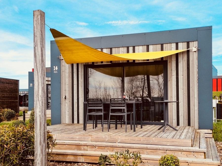 Camping Pas Cher vous présente avec son site Officiel campingpascher.fr, le Camping Ushuaia Villages Ax Family classé 3 étoiles, situé sur la commune de La Chataigneraie dans le département Vendée (Pays De La Loire) en France. Le camping Ushuaia Villages Ax Family, vous présente un hébergement de type lodge de 20 m² avec climatisation et télévision. Le camping Ushuaia Villages Ax Family vous propose du mardi 23 juin au mardi 30 juin 2026 pour 7 nuits à 399€. Cette location propose 48 dates différentes pour réserver votre séjour. Découvrez également les 4 autres gammes d'hébergements du camping. Les Avis clients pour le Camping Ushuaia Villages Ax Family sont excellents avec une note moyenne de 8 sur 10. Piscine chauffée, Piscine couverte, Aire de jeux enfants, Cyclisme, Randonnée, Salle de fitness, Bar, Plats à emporter,... En savoir plus : cliquez-ICI.