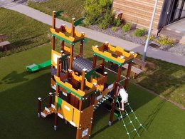 Camping Pas Cher vous présente avec son site Officiel campingpascher.fr, le Camping Ushuaia Villages Ax Family classé 3 étoiles, situé sur la commune de La Chataigneraie dans le département Vendée (Pays De La Loire) en France. Le camping Ushuaia Villages Ax Family, vous présente un hébergement de type lodge de 34 m² avec climatisation et télévision. Le camping Ushuaia Villages Ax Family vous propose du sam. 25 avril au sam. 02 mai 2026 pour 7 nuits à 469€. Cette location propose 164 dates différentes pour réserver votre séjour. Découvrez également les 3 autres gammes d'hébergements du camping. Les Avis clients pour le Camping Ushuaia Villages Ax Family sont excellents avec une note moyenne de 8 sur 10. Piscine chauffée, Piscine couverte, Aire de jeux enfants, Cyclisme, Randonnée, Salle de fitness, Bar, Plats à emporter,... En savoir plus : cliquez-ICI.