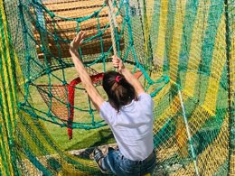 Camping Pas Cher vous présente avec son site Officiel campingpascher.fr, le Camping Ushuaia Villages Ax Family classé 3 étoiles, situé sur la commune de La Chataigneraie dans le département Vendée (Pays De La Loire) en France. Le camping Ushuaia Villages Ax Family, vous présente un hébergement de type lodge de 20 m² pour 1 personne avec climatisation et télévision. Le camping Ushuaia Villages Ax Family vous propose du sam. 25 avril au sam. 02 mai 2026 pour 7 nuits à 399€. Cette location propose 164 dates différentes pour réserver votre séjour. Découvrez également les 3 autres gammes d'hébergements du camping. Les Avis clients pour le Camping Ushuaia Villages Ax Family sont excellents avec une note moyenne de 8 sur 10. Piscine chauffée, Piscine couverte, Aire de jeux enfants, Cyclisme, Randonnée, Salle de fitness, Bar, Plats à emporter,... En savoir plus : cliquez-ICI.