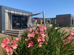 Camping Pas Cher vous présente avec son site Officiel campingpascher.fr, le Camping Ushuaia Villages Ax Family classé 3 étoiles, situé sur la commune de La Chataigneraie dans le département Vendée (Pays De La Loire) en France. Le camping Ushuaia Villages Ax Family, vous présente un hébergement de type lodge de 20 m² pour 1 personne avec climatisation et télévision. Le camping Ushuaia Villages Ax Family vous propose du sam. 25 avril au sam. 02 mai 2026 pour 7 nuits à 399€. Cette location propose 164 dates différentes pour réserver votre séjour. Découvrez également les 3 autres gammes d'hébergements du camping. Les Avis clients pour le Camping Ushuaia Villages Ax Family sont excellents avec une note moyenne de 8 sur 10. Piscine chauffée, Piscine couverte, Aire de jeux enfants, Cyclisme, Randonnée, Salle de fitness, Bar, Plats à emporter,... En savoir plus : cliquez-ICI.