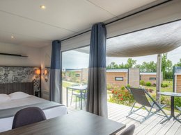 Camping Pas Cher vous présente avec son site Officiel campingpascher.fr, le Camping Ushuaia Villages Ax Family classé 3 étoiles, situé sur la commune de La Chataigneraie dans le département Vendée (Pays De La Loire) en France. Le camping Ushuaia Villages Ax Family, vous présente un hébergement de type lodge de 20 m² avec climatisation et télévision. Le camping Ushuaia Villages Ax Family vous propose du sam. 25 avril au sam. 02 mai 2026 pour 7 nuits à 399€. Cette location propose 164 dates différentes pour réserver votre séjour. Découvrez également les 3 autres gammes d'hébergements du camping. Les Avis clients pour le Camping Ushuaia Villages Ax Family sont excellents avec une note moyenne de 8 sur 10. Piscine chauffée, Piscine couverte, Aire de jeux enfants, Cyclisme, Randonnée, Salle de fitness, Bar, Plats à emporter,... En savoir plus : cliquez-ICI.