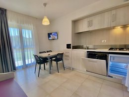 Camping Pas Cher vous présente avec son site Officiel campingpascher.fr, le Camping Belvedere Village, situé sur la commune de Castelnuovo Di Garda dans le département Vérone (Vénétie) en Italie. Le camping Belvedere Village, vous présente un hébergement de type appartement de 38 m² pour 6 personnes avec climatisation et télévision. Le camping Belvedere Village vous propose du vendredi 27 mars au vendredi 03 avril 2026 pour 7 nuits à 679€. Cette location propose 34 dates différentes pour réserver votre séjour. Découvrez également les 5 autres gammes d'hébergements du camping. Les Avis clients pour le Camping Belvedere Village sont excellents avec une note moyenne de 9 sur 10. Piscine extérieure, Club enfants, Aire de jeux enfants, Ping-pong, Terrain de beach-volley, Bar, Pizzeria,... En savoir plus : cliquez-ICI.