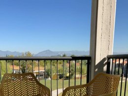 Camping Pas Cher vous présente avec son site Officiel campingpascher.fr, le Camping Belvedere Village, situé sur la commune de Castelnuovo Di Garda dans le département Vérone (Vénétie) en Italie. Le camping Belvedere Village, vous présente un hébergement de type appartement de 38 m² pour 6 personnes et télévision. Le camping Belvedere Village vous propose du vendredi 20 mars au vendredi 27 mars 2026 pour 7 nuits à 637€. Cette location propose 63 dates différentes pour réserver votre séjour. Découvrez également les 5 autres gammes d'hébergements du camping. Les Avis clients pour le Camping Belvedere Village sont excellents avec une note moyenne de 9 sur 10. Piscine extérieure, Club enfants, Aire de jeux enfants, Ping-pong, Terrain de beach-volley, Bar, Pizzeria,... En savoir plus : cliquez-ICI.