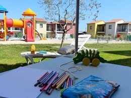 Camping Pas Cher vous présente avec son site Officiel campingpascher.fr, le Camping Belvedere Village, situé sur la commune de Castelnuovo Di Garda dans le département Vérone (Vénétie) en Italie. Le camping Belvedere Village, vous présente un hébergement de type appartement de 38 m² pour 6 personnes avec climatisation et télévision. Le camping Belvedere Village vous propose du vendredi 20 mars au vendredi 27 mars 2026 pour 7 nuits à 651€. Cette location propose 117 dates différentes pour réserver votre séjour. Découvrez également les 5 autres gammes d'hébergements du camping. Les Avis clients pour le Camping Belvedere Village sont excellents avec une note moyenne de 9 sur 10. Piscine extérieure, Club enfants, Aire de jeux enfants, Ping-pong, Terrain de beach-volley, Bar, Pizzeria,... En savoir plus : cliquez-ICI.