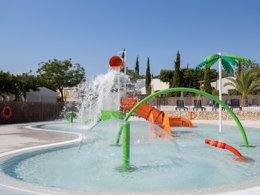 Camping Pas Cher vous présente avec son site Officiel campingpascher.fr, le Établissement L'Orangeraie - Paradis, situé sur la commune de Calig dans le département Castellón (Région De Valence) en Espagne. L'établissement L'Orangeraie - Paradis vous propose un hébergement de type mobil-home de 32 m². L'établissement vous propose 22 autres types d'hébergements. Découvrez tous nos séjours à petits prix dans la commune et aux alentours de Calig du département : Castellón (Région De Valence).... En savoir plus : cliquez-ICI.