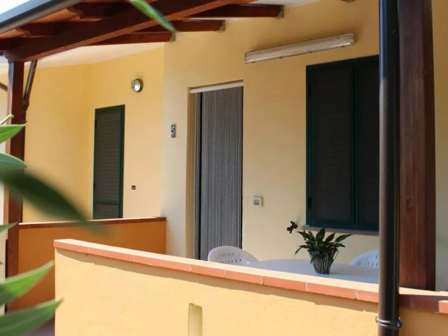 Camping Pas Cher vous présente avec son site Officiel campingpascher.fr, le Camping Villaggio Lungomare classé 3 étoiles, situé sur la commune de Cropani Marina dans le département Catanzaro (Calabre) en Italie. Le camping Villaggio Lungomare, vous présente un hébergement de type appartement de 45 m² pour 2 personnes avec climatisation et télévision. Le camping Villaggio Lungomare vous propose du sam. 12 septembre au sam. 19 septembre 2026 pour 7 nuits à 470€. Cette location propose 25 dates différentes pour réserver votre séjour. Découvrez également les 4 autres gammes d'hébergements du camping. Mer, Animations familiales, Aire de jeux enfants, Ping-pong, Terrain de football, Bar, Dépôt de pain, Pizzeria,... En savoir plus : cliquez-ICI.