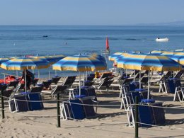 Camping Pas Cher vous présente avec son site Officiel campingpascher.fr, le Camping Villaggio Lungomare classé 3 étoiles, situé sur la commune de Cropani Marina dans le département Catanzaro (Calabre) en Italie. Le camping Villaggio Lungomare, vous présente un hébergement de type appartement de 35 m² avec climatisation et télévision. Le camping Villaggio Lungomare vous propose du sam. 12 septembre au sam. 19 septembre 2026 pour 7 nuits à 355€. Cette location propose 18 dates différentes pour réserver votre séjour. Découvrez également les 4 autres gammes d'hébergements du camping. Mer, Animations familiales, Aire de jeux enfants, Ping-pong, Terrain de football, Bar, Dépôt de pain, Pizzeria,... En savoir plus : cliquez-ICI.
