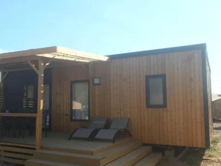 Camping Pas Cher vous présente avec son site Officiel campingpascher.fr, le Camping Flower De L'Olivigne classé 4 étoiles, situé sur la commune de Bize Minervois dans le département Aude (Languedoc Roussillon) en France. Le camping Flower De L'Olivigne, vous présente un hébergement de type mobil-home de 29 m² avec climatisation et télévision. Le camping Flower De L'Olivigne vous propose du mardi 06 octobre au mardi 13 octobre 2026 pour 7 nuits à 546€. Cette location propose 27 dates différentes pour réserver votre séjour. Découvrez également les 13 autres gammes d'hébergements du camping. Les Avis clients pour le Camping Flower De L'Olivigne sont excellents avec une note moyenne de 8 sur 10. Piscine extérieure, Club enfants, Aire de jeux enfants, Centre équestre, Cyclisme, Ping-pong, Pétanque, Randonnée, Terrain de badminton, Terrain de beach-volley, Terrain de football, Terrain multisports, Bar, Boulangerie, Bureau de tabac, Dépôt de pain, Food truck, Plats à emporter, Restaurant, Épicerie,... En savoir plus : cliquez-ICI.