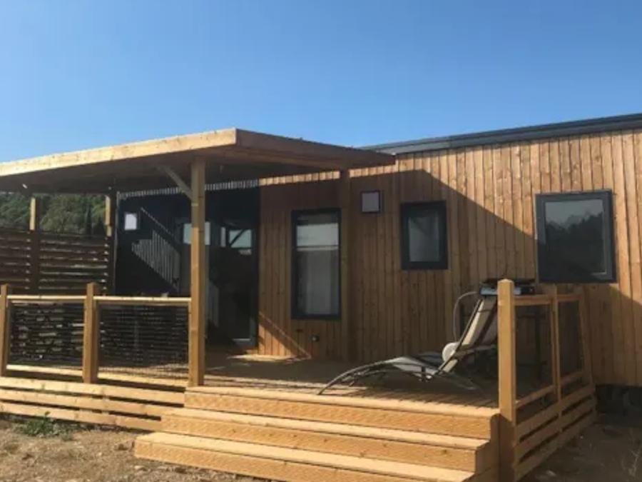 Camping Pas Cher vous présente avec son site Officiel campingpascher.fr, le Camping Flower De L'Olivigne classé 4 étoiles, situé sur la commune de Bize Minervois dans le département Aude (Languedoc Roussillon) en France. Le camping Flower De L'Olivigne, vous présente un hébergement de type mobil-home de 32 m² avec climatisation et télévision. Le camping Flower De L'Olivigne vous propose du sam. 12 septembre au sam. 19 septembre 2026 pour 7 nuits à 644€. Cette location propose 78 dates différentes pour réserver votre séjour. Découvrez également les 13 autres gammes d'hébergements du camping. Les Avis clients pour le Camping Flower De L'Olivigne sont excellents avec une note moyenne de 8 sur 10. Piscine extérieure, Club enfants, Aire de jeux enfants, Centre équestre, Cyclisme, Ping-pong, Pétanque, Randonnée, Terrain de badminton, Terrain de beach-volley, Terrain de football, Terrain multisports, Bar, Boulangerie, Bureau de tabac, Dépôt de pain, Food truck, Plats à emporter, Restaurant, Épicerie,... En savoir plus : cliquez-ICI.