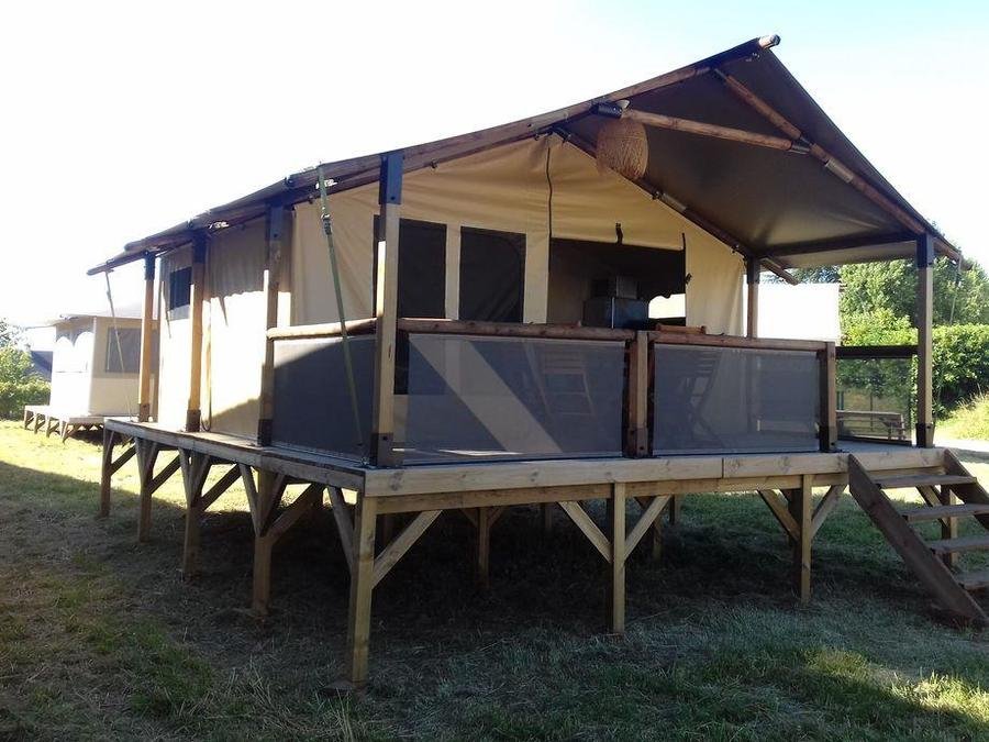 Camping Pas Cher vous présente avec son site Officiel campingpascher.fr, le Camping Flower De L'Olivigne classé 4 étoiles, situé sur la commune de Bize Minervois dans le département Aude (Languedoc Roussillon) en France. Le camping Flower De L'Olivigne vous propose un hébergement de type tente en toile et bois de 30 m² pour 2 personnes. L'établissement vous propose 13 autres types d'hébergements. Découvrez tous nos séjours à petits prix dans la commune et aux alentours de Bize Minervois du département : Aude (Languedoc Roussillon). Les Avis clients pour le Camping Flower De L'Olivigne sont excellents avec une note moyenne de 8 sur 10. Piscine extérieure, Club enfants, Aire de jeux enfants, Centre équestre, Cyclisme, Ping-pong, Pétanque, Randonnée, Terrain de badminton, Terrain de beach-volley, Terrain de football, Terrain multisports, Bar, Boulangerie, Bureau de tabac, Dépôt de pain, Food truck, Plats à emporter, Restaurant, Épicerie,... En savoir plus : cliquez-ICI.