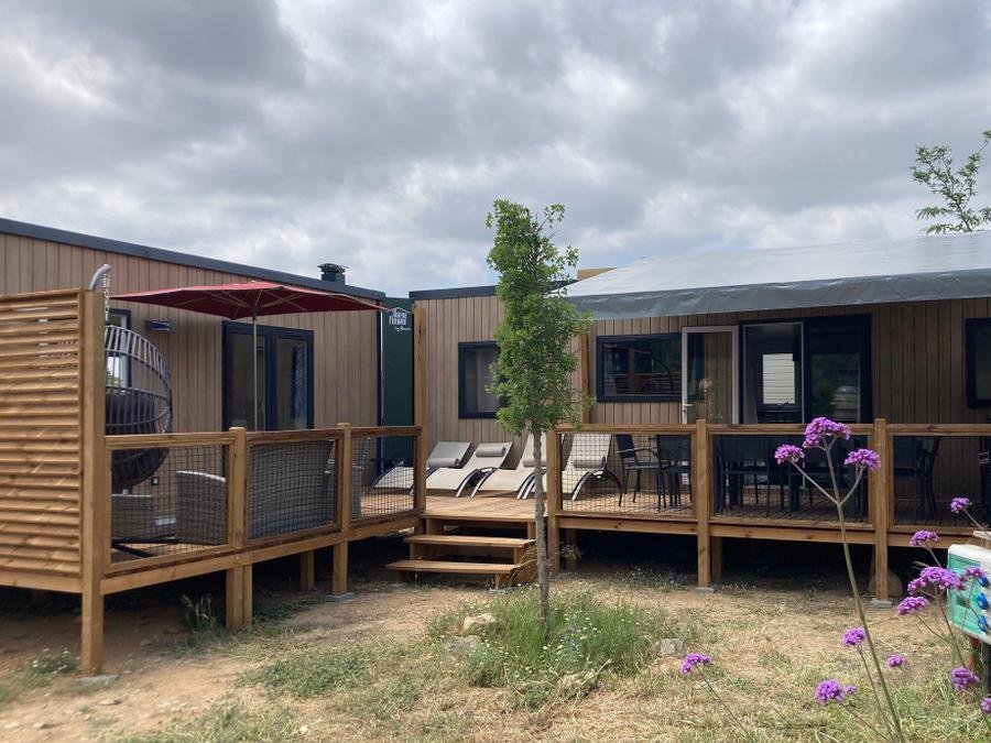 Camping Pas Cher vous présente avec son site Officiel campingpascher.fr, le Camping Flower De L'Olivigne classé 4 étoiles, situé sur la commune de Bize Minervois dans le département Aude (Languedoc Roussillon) en France. Le camping Flower De L'Olivigne, vous présente un hébergement de type mobil-home de 104 m² avec climatisation et télévision. Le camping Flower De L'Olivigne vous propose du sam. 12 septembre au sam. 19 septembre 2026 pour 7 nuits à 1323€. Cette location propose 44 dates différentes pour réserver votre séjour. Découvrez également les 13 autres gammes d'hébergements du camping. Les Avis clients pour le Camping Flower De L'Olivigne sont excellents avec une note moyenne de 8 sur 10. Piscine extérieure, Club enfants, Aire de jeux enfants, Centre équestre, Cyclisme, Ping-pong, Pétanque, Randonnée, Terrain de badminton, Terrain de beach-volley, Terrain de football, Terrain multisports, Bar, Boulangerie, Bureau de tabac, Dépôt de pain, Food truck, Plats à emporter, Restaurant, Épicerie,... En savoir plus : cliquez-ICI.