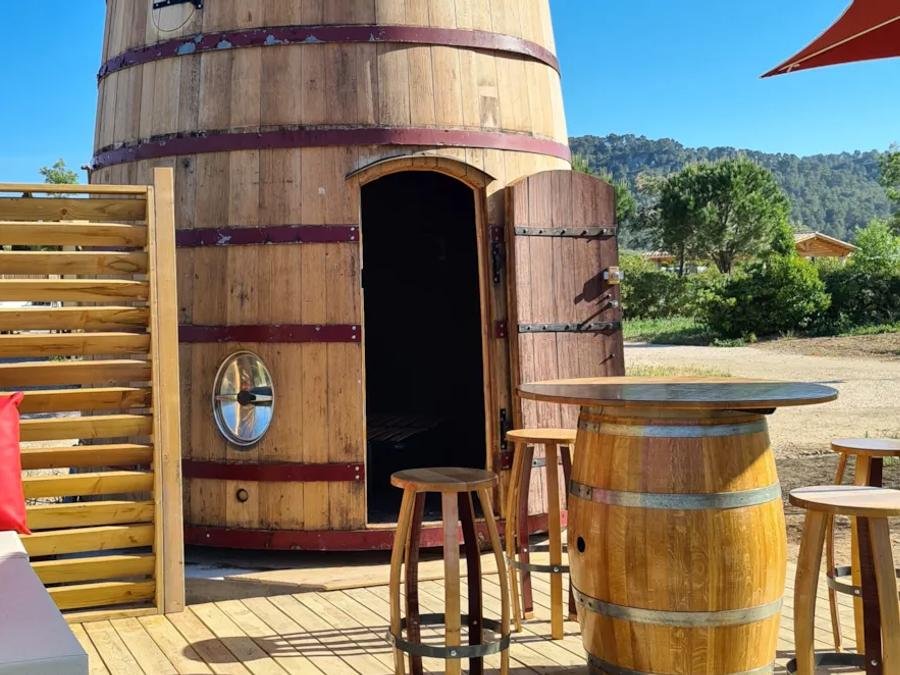 Camping Pas Cher vous présente avec son site Officiel campingpascher.fr, le Camping Flower De L'Olivigne classé 4 étoiles, situé sur la commune de Bize Minervois dans le département Aude (Languedoc Roussillon) en France. Le camping Flower De L'Olivigne vous propose un hébergement de type hébergement insolite de 20 m². L'établissement vous propose 13 autres types d'hébergements. Découvrez tous nos séjours à petits prix dans la commune et aux alentours de Bize Minervois du département : Aude (Languedoc Roussillon). Les Avis clients pour le Camping Flower De L'Olivigne sont excellents avec une note moyenne de 8 sur 10. Piscine extérieure, Club enfants, Aire de jeux enfants, Centre équestre, Cyclisme, Ping-pong, Pétanque, Randonnée, Terrain de badminton, Terrain de beach-volley, Terrain de football, Terrain multisports, Bar, Boulangerie, Bureau de tabac, Dépôt de pain, Food truck, Plats à emporter, Restaurant, Épicerie,... En savoir plus : cliquez-ICI.