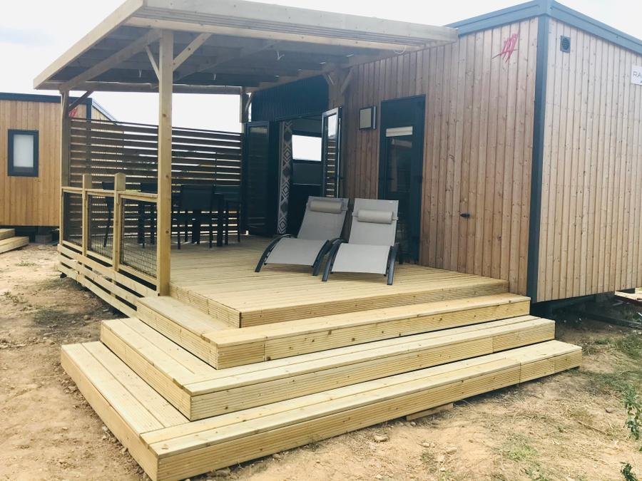 Camping Pas Cher vous présente avec son site Officiel campingpascher.fr, le Camping Flower De L'Olivigne classé 4 étoiles, situé sur la commune de Bize Minervois dans le département Aude (Languedoc Roussillon) en France. Le camping Flower De L'Olivigne, vous présente un hébergement de type mobil-home de 22 m² avec climatisation et télévision. Le camping Flower De L'Olivigne vous propose du sam. 12 septembre au sam. 19 septembre 2026 pour 7 nuits à 518€. Cette location propose 44 dates différentes pour réserver votre séjour. Découvrez également les 13 autres gammes d'hébergements du camping. Les Avis clients pour le Camping Flower De L'Olivigne sont excellents avec une note moyenne de 8 sur 10. Piscine extérieure, Club enfants, Aire de jeux enfants, Centre équestre, Cyclisme, Ping-pong, Pétanque, Randonnée, Terrain de badminton, Terrain de beach-volley, Terrain de football, Terrain multisports, Bar, Boulangerie, Bureau de tabac, Dépôt de pain, Food truck, Plats à emporter, Restaurant, Épicerie,... En savoir plus : cliquez-ICI.
