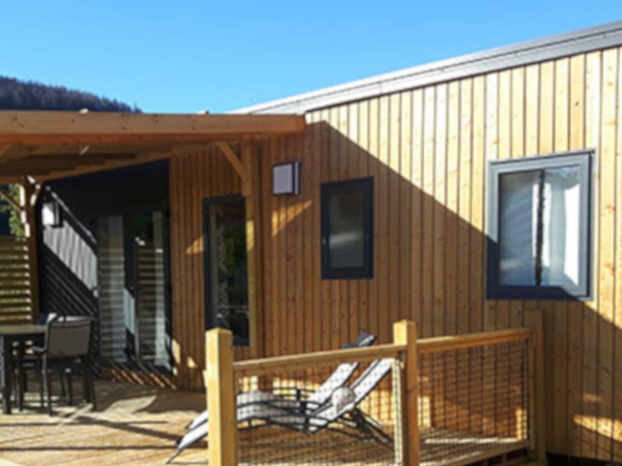Camping Pas Cher vous présente avec son site Officiel campingpascher.fr, le Camping Flower De L'Olivigne classé 4 étoiles, situé sur la commune de Bize Minervois dans le département Aude (Languedoc Roussillon) en France. Le camping Flower De L'Olivigne, vous présente un hébergement de type mobil-home de 32 m² pour 6 personnes avec climatisation et télévision. Le camping Flower De L'Olivigne vous propose du dimanche 06 septembre au dimanche 13 septembre 2026 pour 7 nuits à 1022€. Cette location propose 49 dates différentes pour réserver votre séjour. Découvrez également les 13 autres gammes d'hébergements du camping. Les Avis clients pour le Camping Flower De L'Olivigne sont excellents avec une note moyenne de 8 sur 10. Piscine extérieure, Club enfants, Aire de jeux enfants, Centre équestre, Cyclisme, Ping-pong, Pétanque, Randonnée, Terrain de badminton, Terrain de beach-volley, Terrain de football, Terrain multisports, Bar, Boulangerie, Bureau de tabac, Dépôt de pain, Food truck, Plats à emporter, Restaurant, Épicerie,... En savoir plus : cliquez-ICI.
