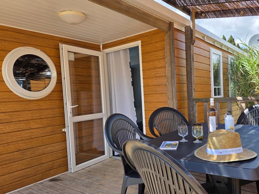 Camping Pas Cher vous présente avec son site Officiel campingpascher.fr, le Camping Flower De L'Olivigne classé 4 étoiles, situé sur la commune de Bize Minervois dans le département Aude (Languedoc Roussillon) en France. Le camping Flower De L'Olivigne, vous présente un hébergement de type mobil-home de 32 m² avec climatisation. Le camping Flower De L'Olivigne vous propose du sam. 12 septembre au sam. 19 septembre 2026 pour 7 nuits à 539€. Cette location propose 72 dates différentes pour réserver votre séjour. Découvrez également les 13 autres gammes d'hébergements du camping. Les Avis clients pour le Camping Flower De L'Olivigne sont excellents avec une note moyenne de 8 sur 10. Piscine extérieure, Club enfants, Aire de jeux enfants, Centre équestre, Cyclisme, Ping-pong, Pétanque, Randonnée, Terrain de badminton, Terrain de beach-volley, Terrain de football, Terrain multisports, Bar, Boulangerie, Bureau de tabac, Dépôt de pain, Food truck, Plats à emporter, Restaurant, Épicerie,... En savoir plus : cliquez-ICI.