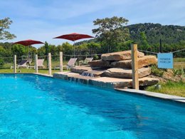Camping Pas Cher vous présente avec son site Officiel campingpascher.fr, le Camping Flower De L'Olivigne classé 4 étoiles, situé sur la commune de Bize Minervois dans le département Aude (Languedoc Roussillon) en France. Le camping Flower De L'Olivigne vous propose un hébergement de type hébergement insolite de 20 m². L'établissement vous propose 13 autres types d'hébergements. Découvrez tous nos séjours à petits prix dans la commune et aux alentours de Bize Minervois du département : Aude (Languedoc Roussillon). Les Avis clients pour le Camping Flower De L'Olivigne sont excellents avec une note moyenne de 8 sur 10. Piscine extérieure, Club enfants, Aire de jeux enfants, Centre équestre, Cyclisme, Ping-pong, Pétanque, Randonnée, Terrain de badminton, Terrain de beach-volley, Terrain de football, Terrain multisports, Bar, Boulangerie, Bureau de tabac, Dépôt de pain, Food truck, Plats à emporter, Restaurant, Épicerie,... En savoir plus : cliquez-ICI.