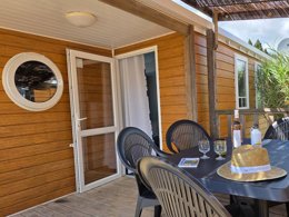 Camping Pas Cher vous présente avec son site Officiel campingpascher.fr, le Camping Flower De L'Olivigne classé 4 étoiles, situé sur la commune de Bize Minervois dans le département Aude (Languedoc Roussillon) en France. Le camping Flower De L'Olivigne, vous présente un hébergement de type mobil-home de 32 m² avec climatisation. Le camping Flower De L'Olivigne vous propose du mardi 07 avril au mardi 14 avril 2026 pour 7 nuits à 406€. Cette location propose 150 dates différentes pour réserver votre séjour. Découvrez également les 13 autres gammes d'hébergements du camping. Les Avis clients pour le Camping Flower De L'Olivigne sont excellents avec une note moyenne de 8 sur 10. Piscine extérieure, Club enfants, Aire de jeux enfants, Centre équestre, Cyclisme, Ping-pong, Pétanque, Randonnée, Terrain de badminton, Terrain de beach-volley, Terrain de football, Terrain multisports, Bar, Boulangerie, Bureau de tabac, Dépôt de pain, Food truck, Plats à emporter, Restaurant, Épicerie,... En savoir plus : cliquez-ICI.