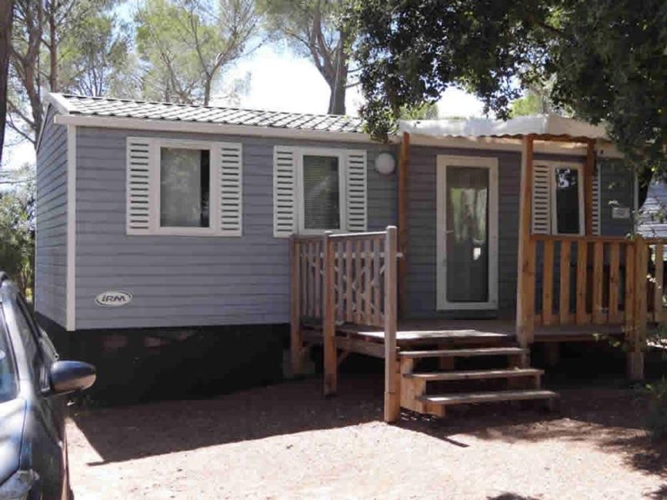 Camping Pas Cher vous présente avec son site Officiel campingpascher.fr, le Camping Tour Opérateur Sur Camping Holiday Green classé 5 étoiles, situé sur la commune de Fréjus dans le département Var (Provence Alpes Côte D'azur) en France. Le camping Tour Opérateur Sur Camping Holiday Green vous propose un hébergement de type mobil-home de 32 m² avec climatisation (télévision). L'établissement vous propose 3 autres types d'hébergements. Découvrez tous nos séjours à petits prix dans la commune et aux alentours de Fréjus du département : Var (Provence Alpes Côte D'azur). Les Avis clients pour le Camping Tour Opérateur Sur Camping Holiday Green sont de 7 sur 10. Parc aquatique, Piscine couverte, Piscine extérieure, Animations familiales, Club ados, Club enfants, Aire de jeux enfants, Club enfant de nuit, Court de tennis, Ping-pong, Piscine, Pétanque, Salle de fitness, Terrain de football, Bar, Dépôt de pain, Plats à emporter, Snack/Bar, Supermarché, Épicerie,... En savoir plus : cliquez-ICI.