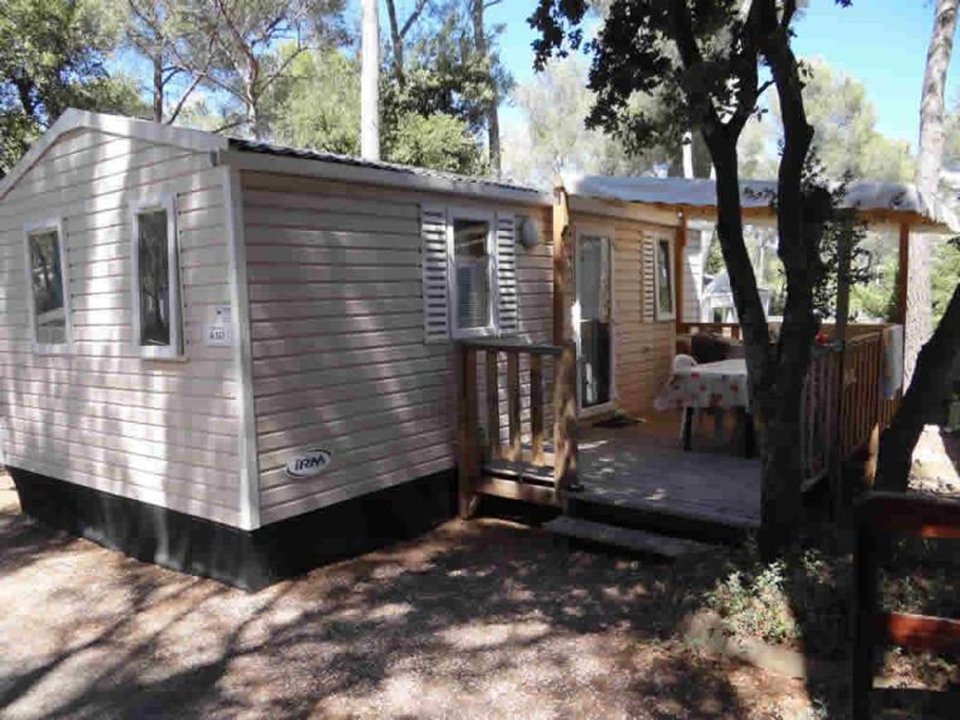 Camping Pas Cher vous présente avec son site Officiel campingpascher.fr, le Camping Tour Opérateur Sur Camping Holiday Green classé 5 étoiles, situé sur la commune de Fréjus dans le département Var (Provence Alpes Côte D'azur) en France. Le camping Tour Opérateur Sur Camping Holiday Green vous propose un hébergement de type mobil-home de 30 m² avec climatisation (télévision). L'établissement vous propose 3 autres types d'hébergements. Découvrez tous nos séjours à petits prix dans la commune et aux alentours de Fréjus du département : Var (Provence Alpes Côte D'azur). Les Avis clients pour le Camping Tour Opérateur Sur Camping Holiday Green sont de 7 sur 10. Parc aquatique, Piscine couverte, Piscine extérieure, Animations familiales, Club ados, Club enfants, Aire de jeux enfants, Club enfant de nuit, Court de tennis, Ping-pong, Piscine, Pétanque, Salle de fitness, Terrain de football, Bar, Dépôt de pain, Plats à emporter, Snack/Bar, Supermarché, Épicerie,... En savoir plus : cliquez-ICI.