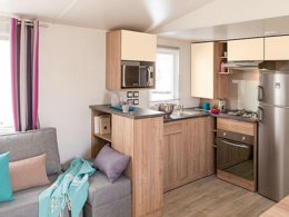 Camping Pas Cher vous présente avec son site Officiel campingpascher.fr, le Camping De La Haie Penée classé 4 étoiles, situé sur la commune de Saint Quentin En Tourmont dans le département Somme (Picardie) en France. Le camping De La Haie Penée, vous présente un hébergement de type mobil-home de 40 m² et télévision. Le camping De La Haie Penée vous propose du mercredi 04 novembre au mercredi 11 novembre 2026 pour 7 nuits à 388€. Cette location propose 213 dates différentes pour réserver votre séjour. Découvrez également les 2 autres gammes d'hébergements du camping. Les Avis clients pour le Camping De La Haie Penée sont excellents avec une note moyenne de 8 sur 10. Piscine couverte, Piscine extérieure, Animations familiales, Club ados, Club enfants, Aire de jeux enfants, Baby-foot, Ping-pong, Pétanque, Salle de fitness, Structure gonflable enfants, Terrain multisports, Snack/Bar, Épicerie,... En savoir plus : cliquez-ICI.