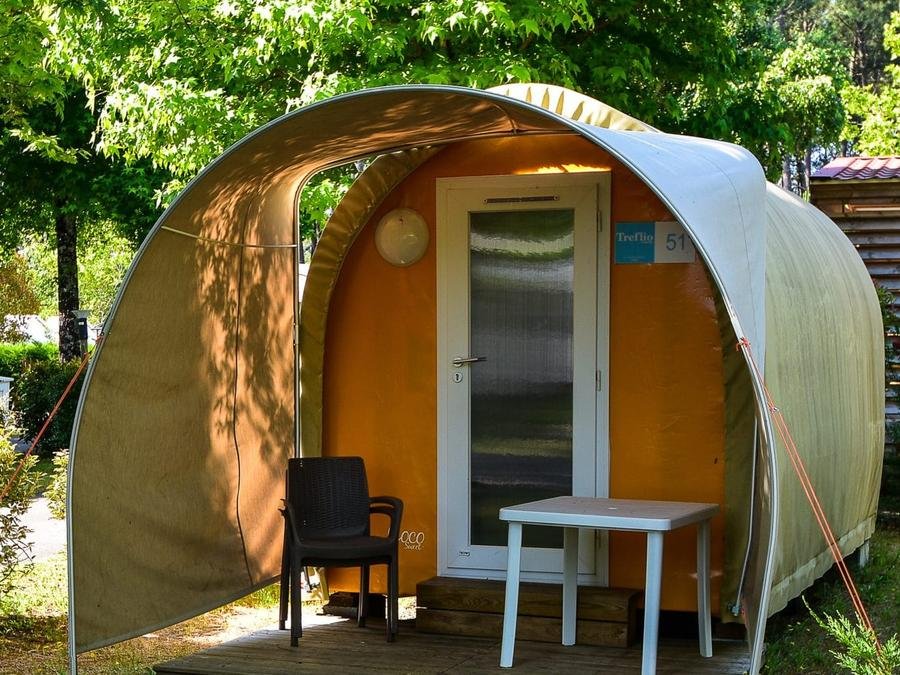 Camping Pas Cher vous présente avec son site Officiel campingpascher.fr, le Camping La Forêt Lahitte classé 3 étoiles, situé sur la commune de Parentis En Born dans le département Landes (Aquitaine) en France. Le camping La Forêt Lahitte, vous présente un hébergement de type tente. Le camping La Forêt Lahitte vous propose du jeudi 04 juin au jeudi 11 juin 2026 avec un DÉPART DEMAIN pour 7 nuits à 185€. Cette location propose 65 dates différentes pour réserver votre séjour. Découvrez également les 8 autres gammes d'hébergements du camping. Les Avis clients pour le Camping La Forêt Lahitte sont excellents avec une note moyenne de 8 sur 10. Piscine chauffée, Piscine extérieure, Aire de jeux enfants, Salle de jeux vidéo, Structure gonflable enfants, Terrain de football, Trampoline, Bar, Dépôt de pain, Snack/Bar,... En savoir plus : cliquez-ICI.