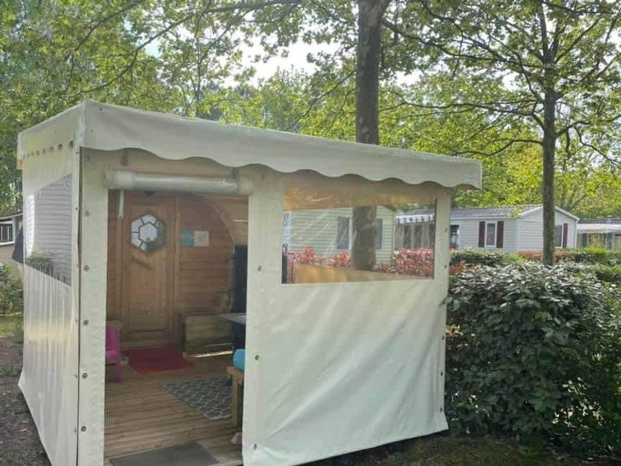 Camping Pas Cher vous présente avec son site Officiel campingpascher.fr, le Camping La Forêt Lahitte classé 3 étoiles, situé sur la commune de Parentis En Born dans le département Landes (Aquitaine) en France. Le camping La Forêt Lahitte, vous présente un hébergement de type tente de 10 m². Le camping La Forêt Lahitte vous propose du jeudi 04 juin au jeudi 11 juin 2026 avec un DÉPART DEMAIN pour 7 nuits à 185€. Cette location propose 56 dates différentes pour réserver votre séjour. Découvrez également les 8 autres gammes d'hébergements du camping. Les Avis clients pour le Camping La Forêt Lahitte sont excellents avec une note moyenne de 8 sur 10. Piscine chauffée, Piscine extérieure, Aire de jeux enfants, Salle de jeux vidéo, Structure gonflable enfants, Terrain de football, Trampoline, Bar, Dépôt de pain, Snack/Bar,... En savoir plus : cliquez-ICI.