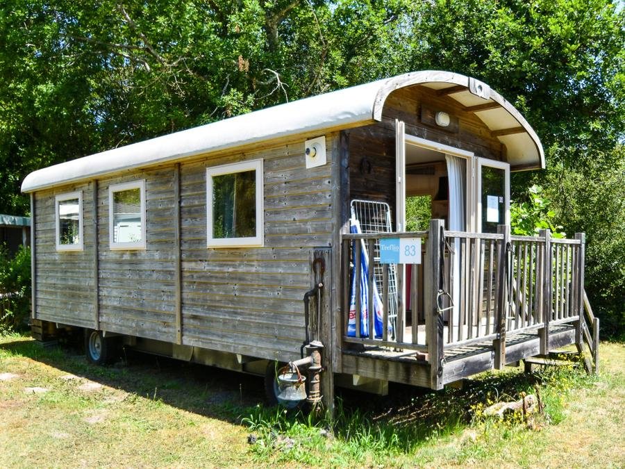 Camping Pas Cher vous présente avec son site Officiel campingpascher.fr, le Camping La Forêt Lahitte classé 3 étoiles, situé sur la commune de Parentis En Born dans le département Landes (Aquitaine) en France. Le camping La Forêt Lahitte, vous présente un hébergement de type mini-maison de 20 m² pour 1 personne et télévision. Le camping La Forêt Lahitte vous propose du vendredi 05 juin au vendredi 12 juin 2026 avec un DÉPART DEMAIN pour 7 nuits à 290€. Cette location propose 47 dates différentes pour réserver votre séjour. Découvrez également les 8 autres gammes d'hébergements du camping. Les Avis clients pour le Camping La Forêt Lahitte sont excellents avec une note moyenne de 8 sur 10. Piscine chauffée, Piscine extérieure, Aire de jeux enfants, Salle de jeux vidéo, Structure gonflable enfants, Terrain de football, Trampoline, Bar, Dépôt de pain, Snack/Bar,... En savoir plus : cliquez-ICI.