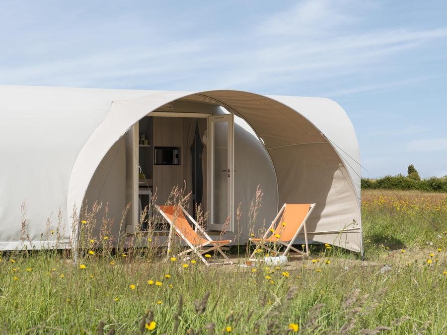 Camping Pas Cher vous présente avec son site Officiel campingpascher.fr, le Camping Campeggio Villaggio Cerquestra classé 3 étoiles, situé sur la commune de Magione dans le département Pérouse (Ombrie) en Italie. Le camping Campeggio Villaggio Cerquestra, vous présente un hébergement de type tente en toile et bois de 16 m² pour 4 personnes. Le camping Campeggio Villaggio Cerquestra vous propose du lundi 07 septembre au lundi 14 septembre 2026, en promotion à -14% pour 7 nuits à 330 € au lieu de 385,0 € soit une Économie de 55 €. Cette location propose 37 dates différentes pour réserver votre séjour. Découvrez également les 7 autres gammes d'hébergements du camping. Les Avis clients pour le Camping Campeggio Villaggio Cerquestra sont excellents avec une note moyenne de 8 sur 10. Lac, Piscine extérieure, Club enfants, Aire de jeux enfants, Baby-foot, Canoë-kayak, Cyclisme, Golf, Location de bateaux, Parcours sportif, Ping-pong, Planche à voile, Randonnée, Voile, Bar, Pizzeria, Restaurant, Snack/Bar, Épicerie,... En savoir plus : cliquez-ICI.