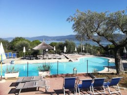 Camping Pas Cher vous présente avec son site Officiel campingpascher.fr, le Camping Campeggio Villaggio Cerquestra classé 3 étoiles, situé sur la commune de Magione dans le département Pérouse (Ombrie) en Italie. Le camping Campeggio Villaggio Cerquestra, vous présente un hébergement de type tente en toile et bois de 16 m² pour 4 personnes. Le camping Campeggio Villaggio Cerquestra vous propose du lundi 07 septembre au lundi 14 septembre 2026, en promotion à -14% pour 7 nuits à 330 € au lieu de 385,0 € soit une Économie de 55 €. Cette location propose 37 dates différentes pour réserver votre séjour. Découvrez également les 7 autres gammes d'hébergements du camping. Les Avis clients pour le Camping Campeggio Villaggio Cerquestra sont excellents avec une note moyenne de 8 sur 10. Lac, Piscine extérieure, Club enfants, Aire de jeux enfants, Baby-foot, Canoë-kayak, Cyclisme, Golf, Location de bateaux, Parcours sportif, Ping-pong, Planche à voile, Randonnée, Voile, Bar, Pizzeria, Restaurant, Snack/Bar, Épicerie,... En savoir plus : cliquez-ICI.
