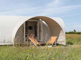 Camping Pas Cher vous présente avec son site Officiel campingpascher.fr, le Camping Campeggio Villaggio Cerquestra classé 3 étoiles, situé sur la commune de Magione dans le département Pérouse (Ombrie) en Italie. Le camping Campeggio Villaggio Cerquestra, vous présente un hébergement de type tente en toile et bois de 16 m² pour 4 personnes. Le camping Campeggio Villaggio Cerquestra vous propose du mercredi 06 mai au mercredi 13 mai 2026, en promotion à -20% pour 7 nuits à 308 € au lieu de 385,0 € soit une Économie de 77 €. Cette location propose 144 dates différentes pour réserver votre séjour. Découvrez également les 7 autres gammes d'hébergements du camping. Les Avis clients pour le Camping Campeggio Villaggio Cerquestra sont excellents avec une note moyenne de 8 sur 10. Lac, Piscine extérieure, Club enfants, Aire de jeux enfants, Baby-foot, Canoë-kayak, Cyclisme, Golf, Location de bateaux, Parcours sportif, Ping-pong, Planche à voile, Randonnée, Voile, Bar, Pizzeria, Restaurant, Snack/Bar, Épicerie,... En savoir plus : cliquez-ICI.