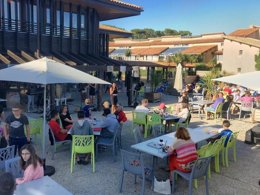 Camping Pas Cher vous présente avec son site Officiel campingpascher.fr, le Village vacances Cévéo Mimizan Plage classé 3 étoiles, situé sur la commune de Mimizan dans le département Landes (Aquitaine) en France. Le village vacances Cévéo Mimizan Plage, vous présente un hébergement de type mobil-home de 28 m² pour 4 personnes et télévision. Le village vacances Cévéo Mimizan Plage vous propose du vendredi 03 avril au vendredi 10 avril 2026, en promotion à -20% pour 7 nuits à 385 € au lieu de 481,25 € soit une Économie de 96,25 €. Cette location propose 97 dates différentes pour réserver votre séjour. Découvrez également les 8 autres gammes d'hébergements du village vacances. Les Avis clients pour le Village vacances Cévéo Mimizan Plage sont excellents avec une note moyenne de 8 sur 10. Mer, Piscine chauffée, Piscine extérieure, Animations familiales, Club ados, Club enfants, Aire de jeux enfants, Baby-foot, Court de tennis, Paddle, Ping-pong, Piscine, Pétanque, Surf, Terrain de beach-volley, Terrain de volley-ball, Terrain multisports, Bar, Plats à emporter,... En savoir plus : cliquez-ICI.