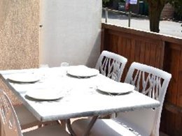 Camping Pas Cher vous présente avec son site Officiel campingpascher.fr, le Village vacances Cévéo Mimizan Plage classé 3 étoiles, situé sur la commune de Mimizan dans le département Landes (Aquitaine) en France. Le village vacances Cévéo Mimizan Plage, vous présente un hébergement de type maison de campagne de 35 m². Le village vacances Cévéo Mimizan Plage vous propose du vendredi 03 avril au vendredi 10 avril 2026, en promotion à -20% pour 7 nuits à 525 € au lieu de 656,25 € soit une Économie de 131,25 €. Cette location propose 74 dates différentes pour réserver votre séjour. Découvrez également les 8 autres gammes d'hébergements du village vacances. Les Avis clients pour le Village vacances Cévéo Mimizan Plage sont excellents avec une note moyenne de 8 sur 10. Mer, Piscine chauffée, Piscine extérieure, Animations familiales, Club ados, Club enfants, Aire de jeux enfants, Baby-foot, Court de tennis, Paddle, Ping-pong, Piscine, Pétanque, Surf, Terrain de beach-volley, Terrain de volley-ball, Terrain multisports, Bar, Plats à emporter,... En savoir plus : cliquez-ICI.