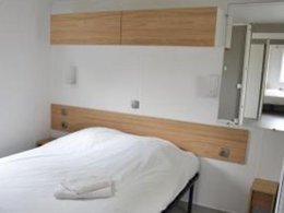 Camping Pas Cher vous présente avec son site Officiel campingpascher.fr, le Village vacances Cévéo Mimizan Plage classé 3 étoiles, situé sur la commune de Mimizan dans le département Landes (Aquitaine) en France. Le village vacances Cévéo Mimizan Plage, vous présente un hébergement de type mobil-home de 28 m² pour 4 personnes et télévision. Le village vacances Cévéo Mimizan Plage vous propose du vendredi 03 avril au vendredi 10 avril 2026, en promotion à -20% pour 7 nuits à 385 € au lieu de 481,25 € soit une Économie de 96,25 €. Cette location propose 97 dates différentes pour réserver votre séjour. Découvrez également les 8 autres gammes d'hébergements du village vacances. Les Avis clients pour le Village vacances Cévéo Mimizan Plage sont excellents avec une note moyenne de 8 sur 10. Mer, Piscine chauffée, Piscine extérieure, Animations familiales, Club ados, Club enfants, Aire de jeux enfants, Baby-foot, Court de tennis, Paddle, Ping-pong, Piscine, Pétanque, Surf, Terrain de beach-volley, Terrain de volley-ball, Terrain multisports, Bar, Plats à emporter,... En savoir plus : cliquez-ICI.