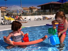 Camping Pas Cher vous présente avec son site Officiel campingpascher.fr, le Village vacances Cévéo Mimizan Plage classé 3 étoiles, situé sur la commune de Mimizan dans le département Landes (Aquitaine) en France. Le village vacances Cévéo Mimizan Plage, vous présente un hébergement de type bungalow toilé de 20 m². Le village vacances Cévéo Mimizan Plage vous propose du dimanche 24 mai au dimanche 31 mai 2026, en promotion à -20% pour 7 nuits à 287 € au lieu de 358,75 € soit une Économie de 71,75 €. Cette location propose 51 dates différentes pour réserver votre séjour. Découvrez également les 8 autres gammes d'hébergements du village vacances. Les Avis clients pour le Village vacances Cévéo Mimizan Plage sont excellents avec une note moyenne de 8 sur 10. Mer, Piscine chauffée, Piscine extérieure, Animations familiales, Club ados, Club enfants, Aire de jeux enfants, Baby-foot, Court de tennis, Paddle, Ping-pong, Piscine, Pétanque, Surf, Terrain de beach-volley, Terrain de volley-ball, Terrain multisports, Bar, Plats à emporter,... En savoir plus : cliquez-ICI.