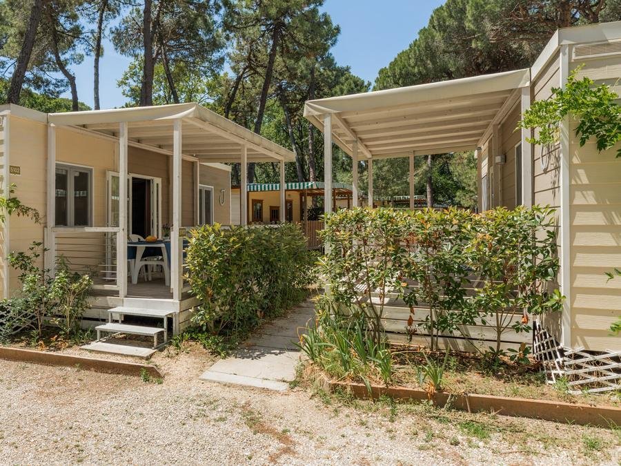 Camping Pas Cher vous présente avec son site Officiel campingpascher.fr, le Camping Marina Romea Easy Village classé 3 étoiles, situé sur la commune de Casal Borsetti dans le département Ravenne (Emilia Romagna) en Italie. Le camping Marina Romea Easy Village, vous présente un hébergement de type mobil-home de 32 m² pour 6 personnes. Le camping Marina Romea Easy Village vous proposeun séjour PAS CHER avec une REMISEdu mercredi 24 juin au mercredi 01 juillet 2026 avec une PROMO de DERNIÈRE MINUTE, en promotion à -62% pour 7 nuits à 373,09 € au lieu de 985,45 € soit une Économie de 612,36 €. Cette location propose 49 dates différentes pour réserver votre séjour. Découvrez également les 8 autres gammes d'hébergements du camping. Mer, Piscine extérieure, Animations familiales, Club enfants, Aire de jeux enfants, Canoë-kayak, Centre équestre, Ping-pong, Pétanque, Salle de fitness, Salle de jeux vidéo, Terrain de basketball, Terrain de beach-volley, Bar, Plats à emporter, Restaurant, Snack/Bar, Supermarché, Épicerie,... En savoir plus : cliquez-ICI.