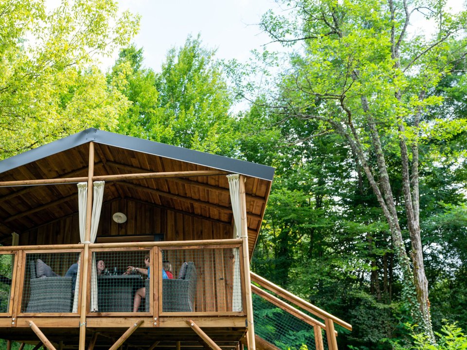 Camping Pas Cher vous présente avec son site Officiel campingpascher.fr, le Camping Collonges La Rouge classé 3 étoiles, situé sur la commune de Collonges La Rouge dans le département Corrèze (Limousin) en France. Le camping Collonges La Rouge vous propose un hébergement de type lodge de 27 m² pour 5 personnes (télévision). L'établissement vous propose 4 autres types d'hébergements. Découvrez tous nos séjours à petits prix dans la commune et aux alentours de Collonges La Rouge du département : Corrèze (Limousin). Les Avis clients pour le Camping Collonges La Rouge sont excellents avec une note moyenne de 8 sur 10. Piscine chauffée, Piscine extérieure, Animations familiales, Club enfants, Canoë-kayak, Court de tennis, Golf, Paddle, Ping-pong, Pétanque, Randonnée, Dépôt de pain, Snack/Bar, Supermarché, Épicerie,... En savoir plus : cliquez-ICI.