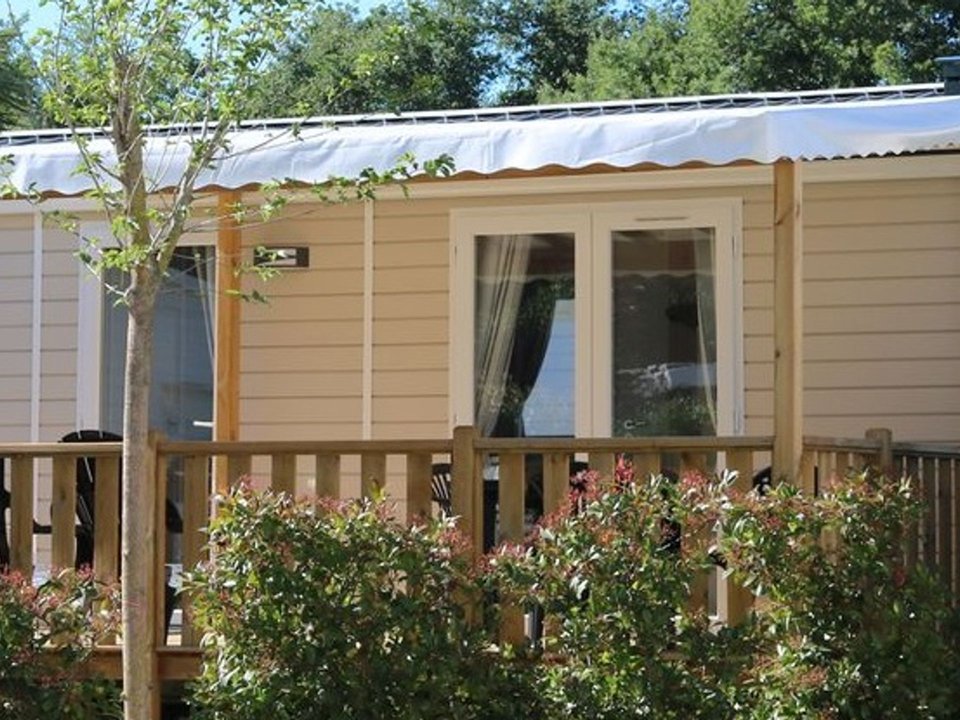 Camping Pas Cher vous présente avec son site Officiel campingpascher.fr, le Camping Collonges La Rouge classé 3 étoiles, situé sur la commune de Collonges La Rouge dans le département Corrèze (Limousin) en France. Le camping Collonges La Rouge vous propose un hébergement de type mobil-home de 29 m² avec climatisation. L'établissement vous propose 4 autres types d'hébergements. Découvrez tous nos séjours à petits prix dans la commune et aux alentours de Collonges La Rouge du département : Corrèze (Limousin). Les Avis clients pour le Camping Collonges La Rouge sont excellents avec une note moyenne de 8 sur 10. Piscine chauffée, Piscine extérieure, Animations familiales, Club enfants, Canoë-kayak, Court de tennis, Golf, Paddle, Ping-pong, Pétanque, Randonnée, Dépôt de pain, Snack/Bar, Supermarché, Épicerie,... En savoir plus : cliquez-ICI.
