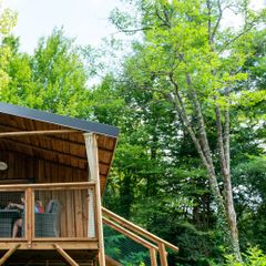 Camping Pas Cher vous présente avec son site Officiel campingpascher.fr, le Camping Collonges La Rouge classé 3 étoiles, situé sur la commune de Collonges La Rouge dans le département Corrèze (Limousin) en France. Le camping Collonges La Rouge vous propose un hébergement de type lodge de 27 m² pour 5 personnes (télévision). L'établissement vous propose 4 autres types d'hébergements. Découvrez tous nos séjours à petits prix dans la commune et aux alentours de Collonges La Rouge du département : Corrèze (Limousin). Les Avis clients pour le Camping Collonges La Rouge sont excellents avec une note moyenne de 8 sur 10. Piscine chauffée, Piscine extérieure, Animations familiales, Club enfants, Canoë-kayak, Court de tennis, Golf, Paddle, Ping-pong, Pétanque, Randonnée, Dépôt de pain, Snack/Bar, Supermarché, Épicerie,... En savoir plus : cliquez-ICI.