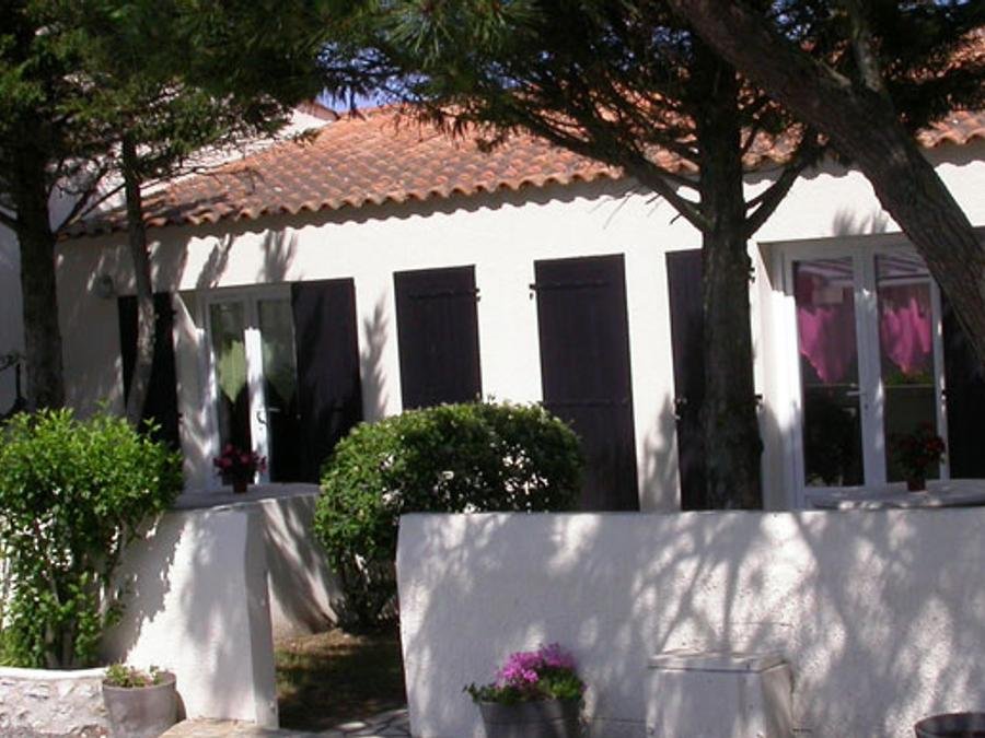 Camping Pas Cher vous présente avec son site Officiel campingpascher.fr, la Résidence Les Alizés, située sur la commune de Saint Denis D'oléron dans le département Charente-maritime (Poitou Charentes) en France. La résidence Les Alizés, vous présente un hébergement de type maison de 40 m² pour 3 personnes et télévision. La résidence Les Alizés vous propose du sam. 04 juillet au sam. 11 juillet 2026, en promotion à -15% pour 7 nuits à 590 € au lieu de 700,0 € soit une Économie de 110 €. Cette location propose 45 dates différentes pour réserver votre séjour. Découvrez également les 7 autres gammes d'hébergements de la résidence. Les Avis clients pour la Résidence Les Alizés sont excellents avec une note moyenne de 8 sur 10. Paradis aquatique tropical, Piscine couverte, Piscine extérieure, Aire de jeux enfants, Canoë-kayak, Centre équestre, Court de tennis, Cyclisme, Jet-ski, Location de bateaux, Paddle, Ping-pong, Planche à voile, Plongée, Pétanque, Randonnée, Salle de fitness, Salle de jeux vidéo, Skatepark, Sports nautiques, Structure gonflable enfants, Surf, Terrain de basketball, Terrain de beach-volley, Trampoline, Voile, Bar, Boulangerie, Créperie, Pizzeria, Restaurant, Restaurant asiatique, Station-service, Supermarché,... En savoir plus : cliquez-ICI.